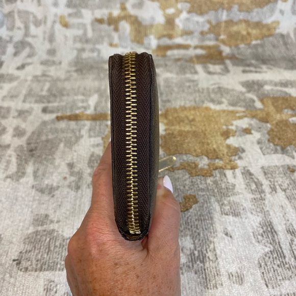 Louis Vuitton Monogram Zippy Wallet - Picture 5 of 11